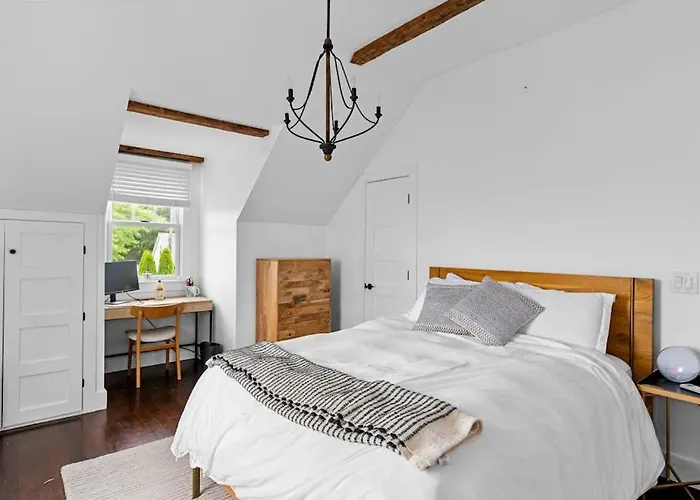 Cozy Greenport Cottage