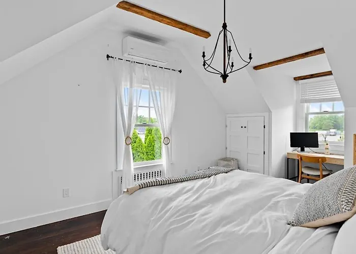 Cozy Greenport Cottage